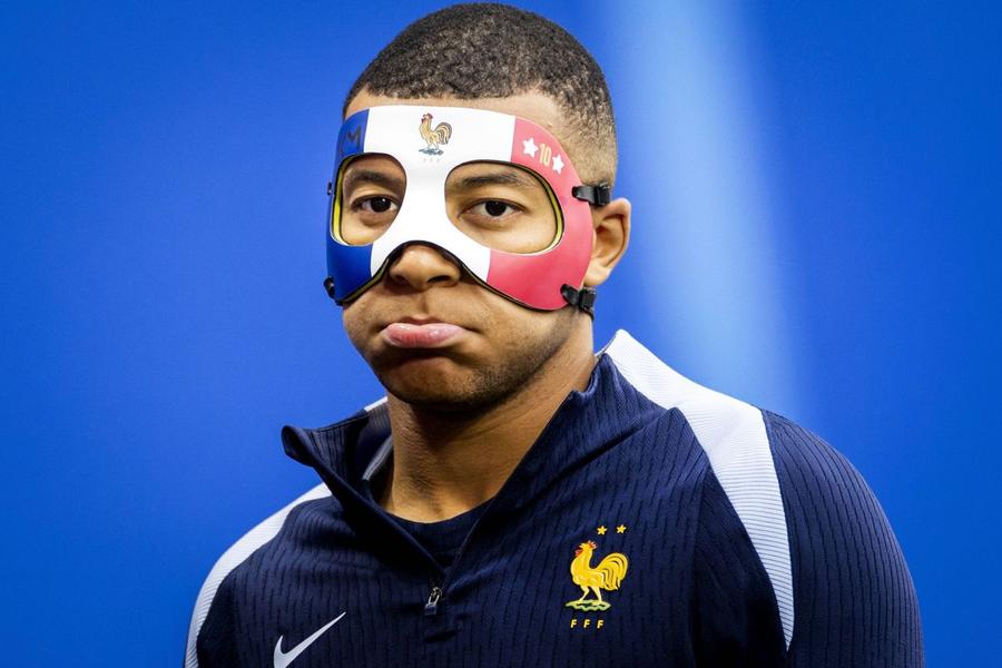 Masca folosită de Kylian Mbappe la antrenamentul Franței „Donatello” Mbappe și-a ales masca » Cum a apărut la Olanda - Franța
