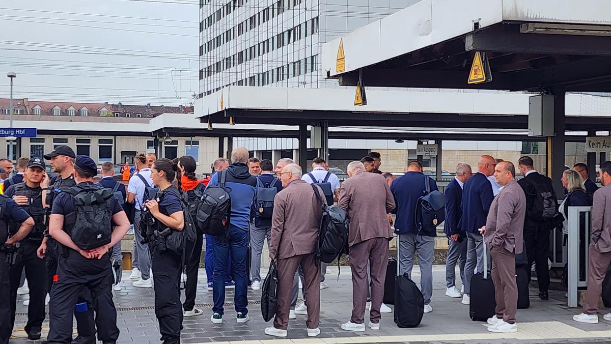 Naționala României a plecat spre Koln, din nou cu trenul » Fanii au făcut spectacol și în gară: „Ciocolata belgiană e cea mai bună. O să îi mâncăm”