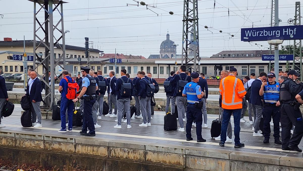 Naționala României a plecat spre Koln, din nou cu trenul » Fanii au făcut spectacol și în gară: „Ciocolata belgiană e cea mai bună. O să îi mâncăm”