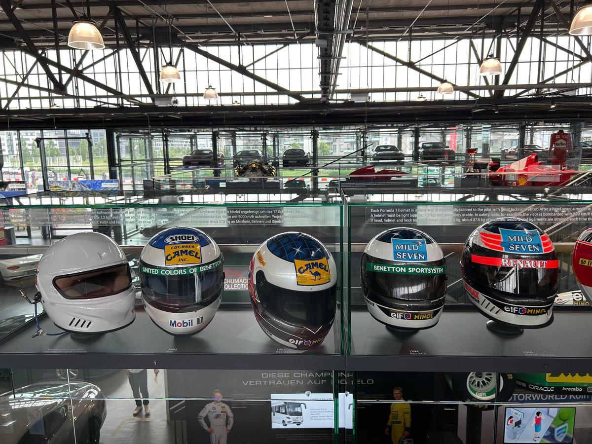 Pășiți în „sanctuarul” lui Michael Schumacher, lumea roșie a GOAT-ului din Formula 1! Colecția din Koln îți taie respirația