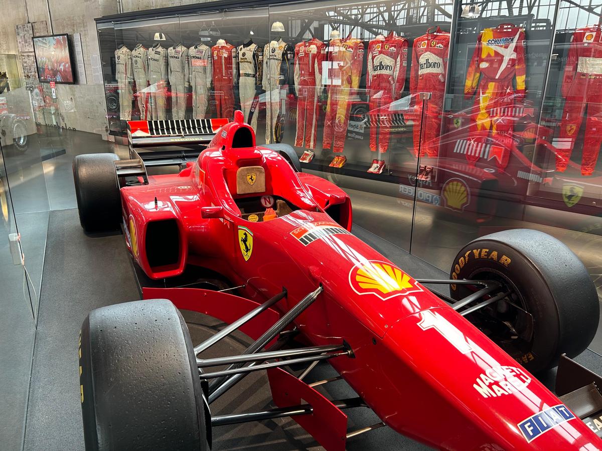Pășiți în „sanctuarul” lui Michael Schumacher, lumea roșie a GOAT-ului din Formula 1! Colecția din Koln îți taie respirația