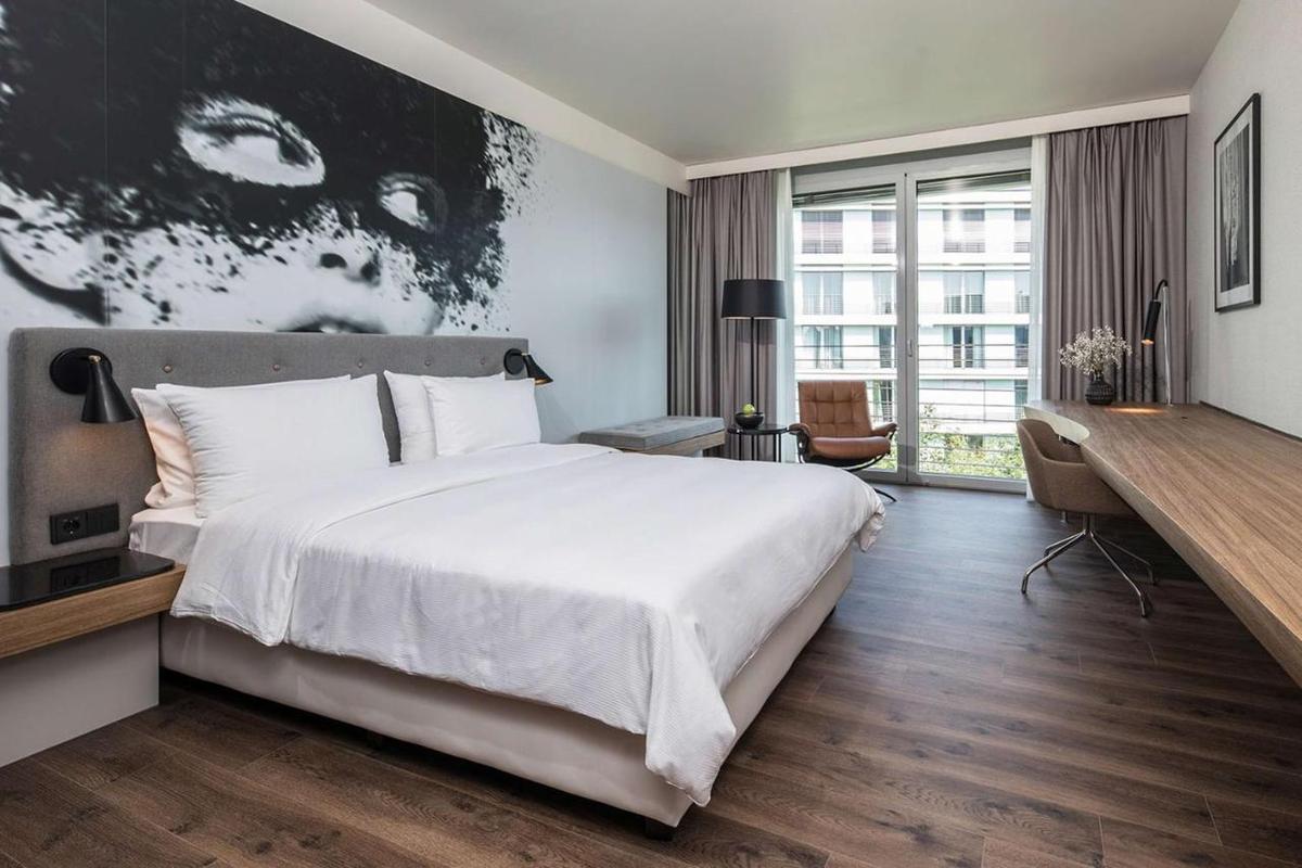 „Tricolorii” vor sta la Koln la un hotel unde camera costă 350 de euro pe noapte!