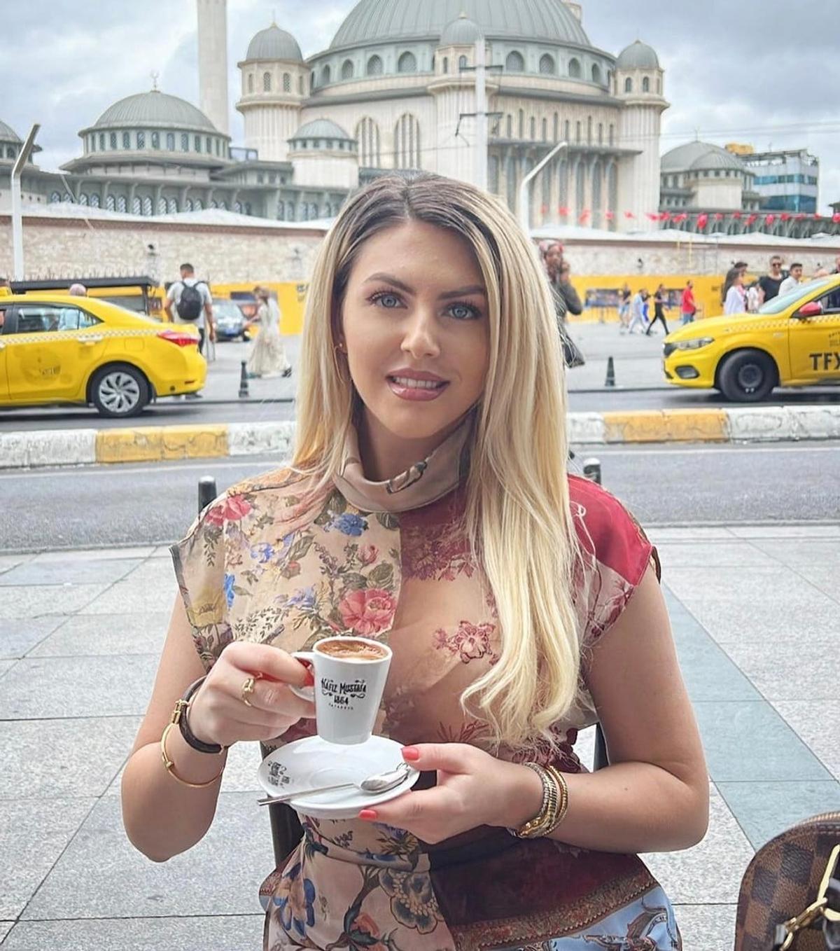 Raluca Câmpean, blonda care a lăsat în urma cariera de prezentatoare TV pentru a-l urma pe Reda Jaadi