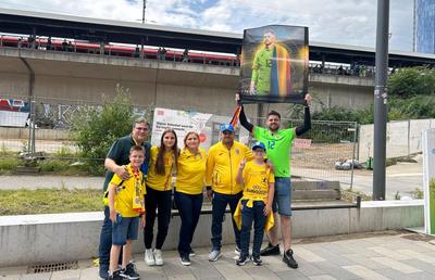 Cu „Măciuca” la atac » Gălăgioșii fani români i-au așteptat pe „tricolori” în gara din Koln, în ciuda unor confuzii privind sosirea trenului