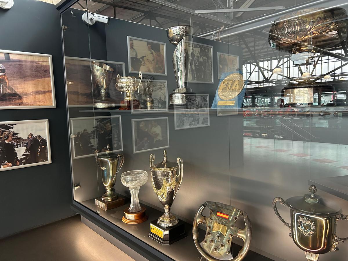 Pășiți în „sanctuarul” lui Michael Schumacher, lumea roșie a GOAT-ului din Formula 1! Colecția din Koln îți taie respirația