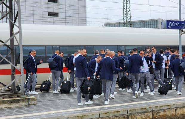 Naționala României a plecat spre Koln, din nou cu trenul » Fanii au făcut spectacol și în gară: „Ciocolata belgiană e cea mai bună. O să îi mâncăm”