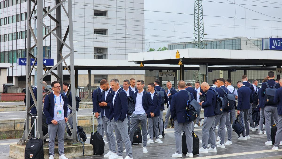 Naționala României a plecat spre Koln, din nou cu trenul » Fanii au făcut spectacol și în gară: „Ciocolata belgiană e cea mai bună. O să îi mâncăm”