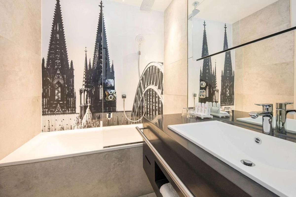 „Tricolorii” vor sta la Koln la un hotel unde camera costă 350 de euro pe noapte!