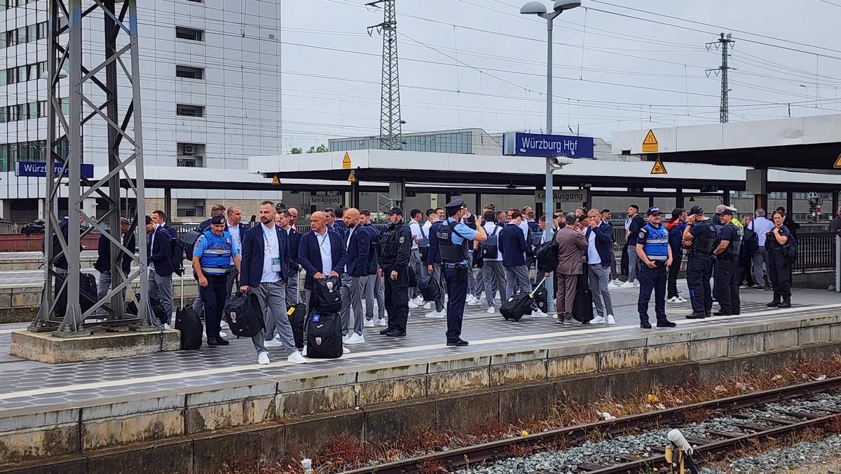 Naționala României a plecat spre Koln, din nou cu trenul » Fanii au făcut spectacol și în gară: „Ciocolata belgiană e cea mai bună. O să îi mâncăm”