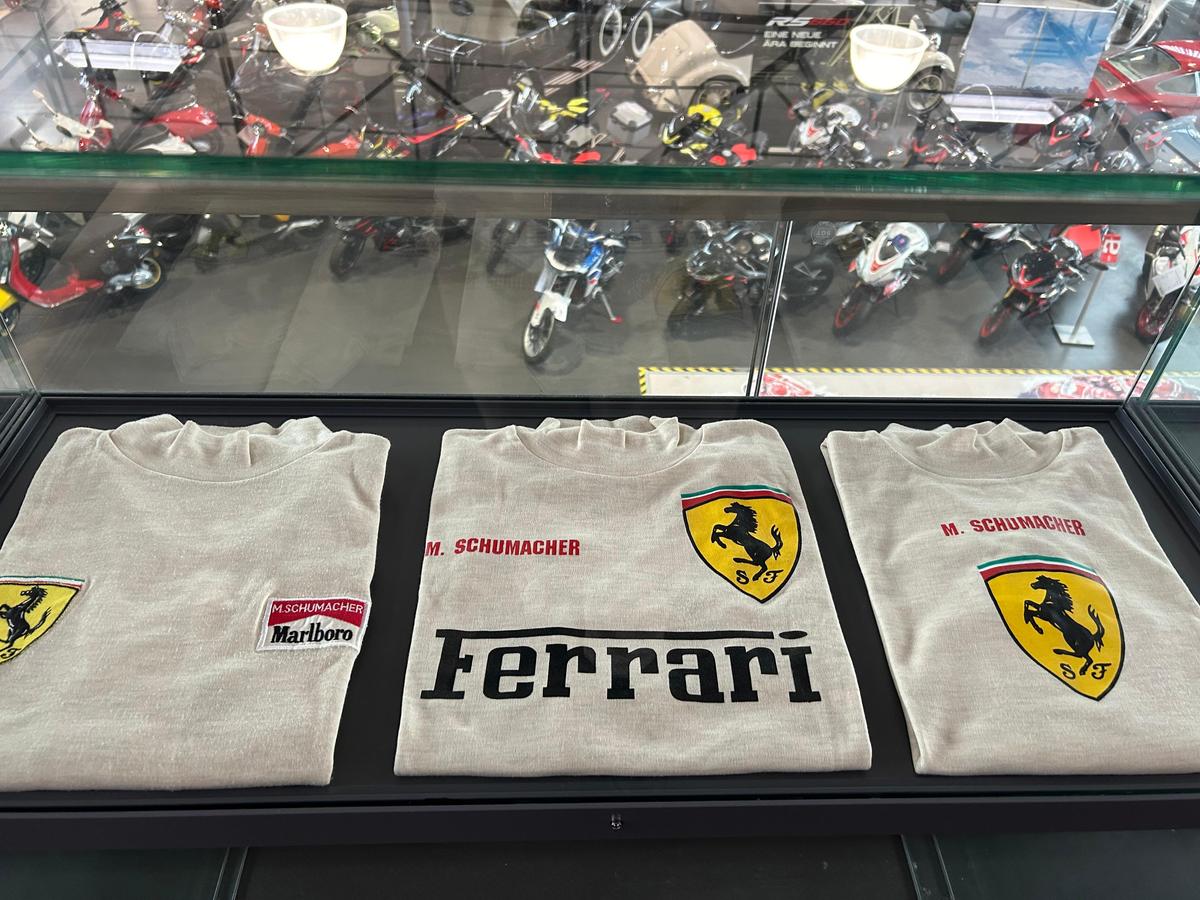 Pășiți în „sanctuarul” lui Michael Schumacher, lumea roșie a GOAT-ului din Formula 1! Colecția din Koln îți taie respirația