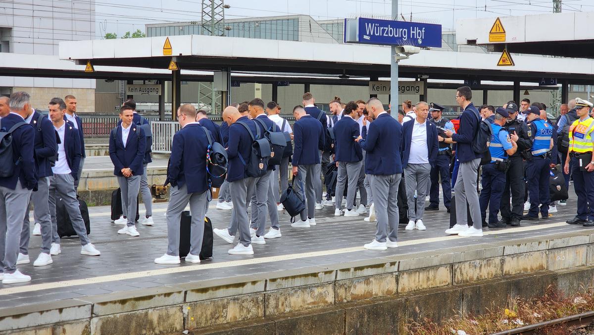 Naționala României a plecat spre Koln, din nou cu trenul » Fanii au făcut spectacol și în gară: „Ciocolata belgiană e cea mai bună. O să îi mâncăm”