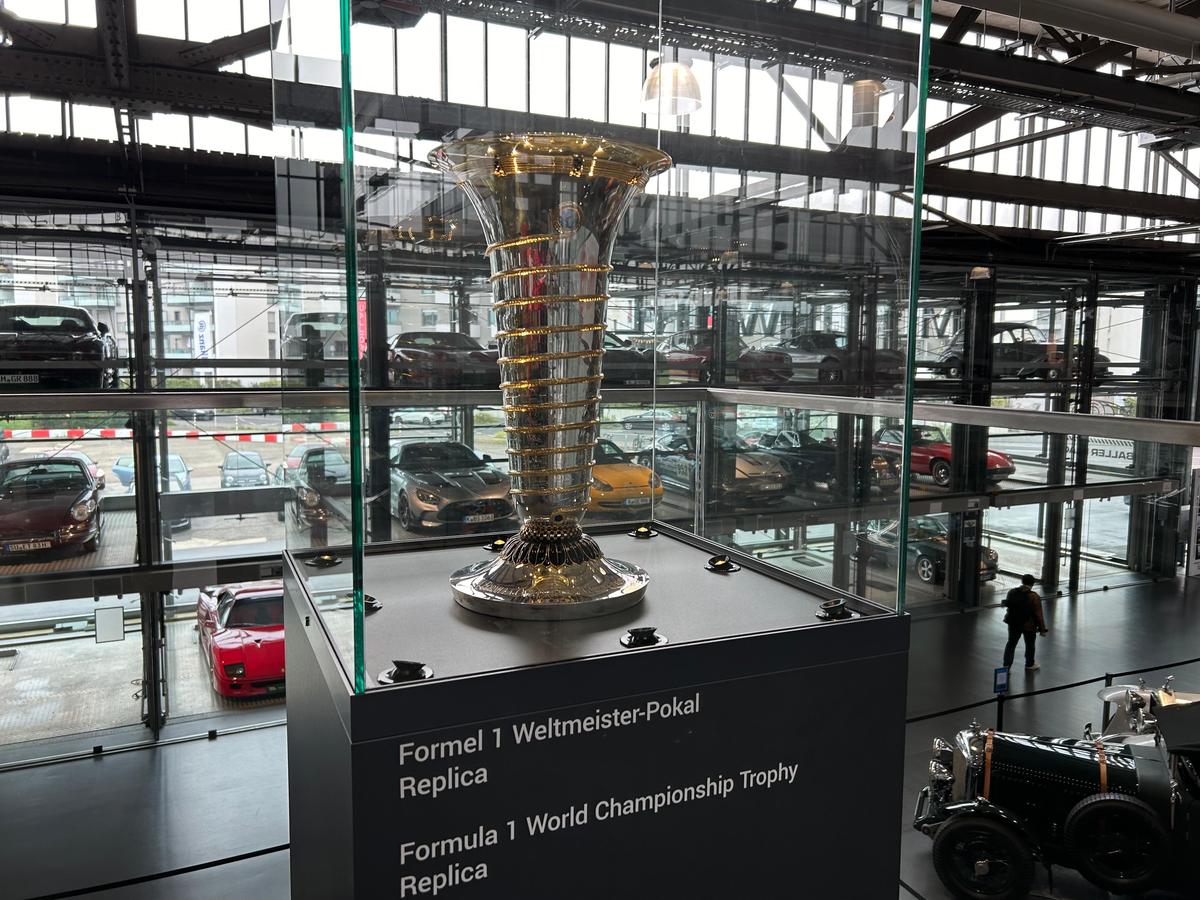 Pășiți în „sanctuarul” lui Michael Schumacher, lumea roșie a GOAT-ului din Formula 1! Colecția din Koln îți taie respirația