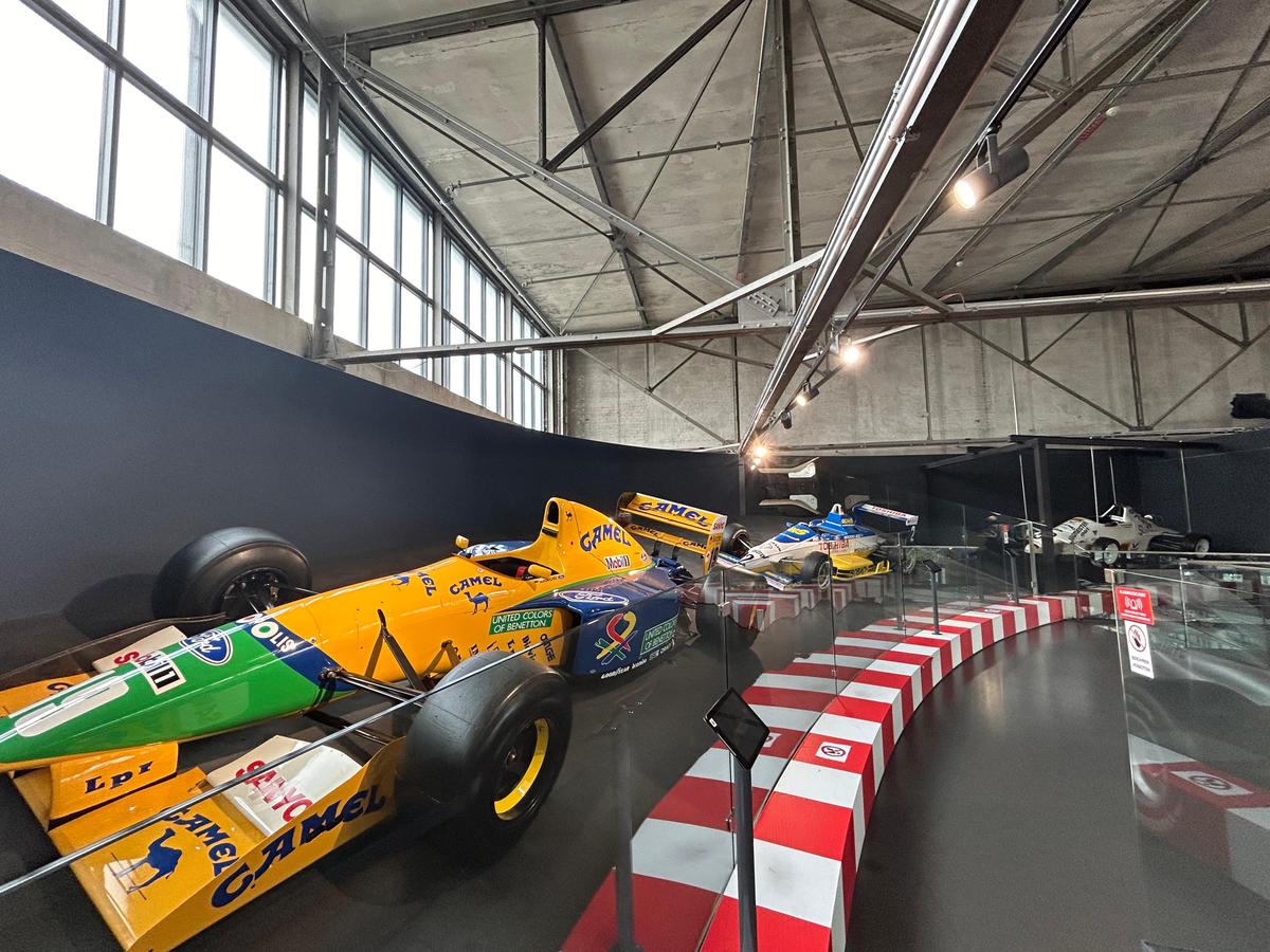 Pășiți în „sanctuarul” lui Michael Schumacher, lumea roșie a GOAT-ului din Formula 1! Colecția din Koln îți taie respirația