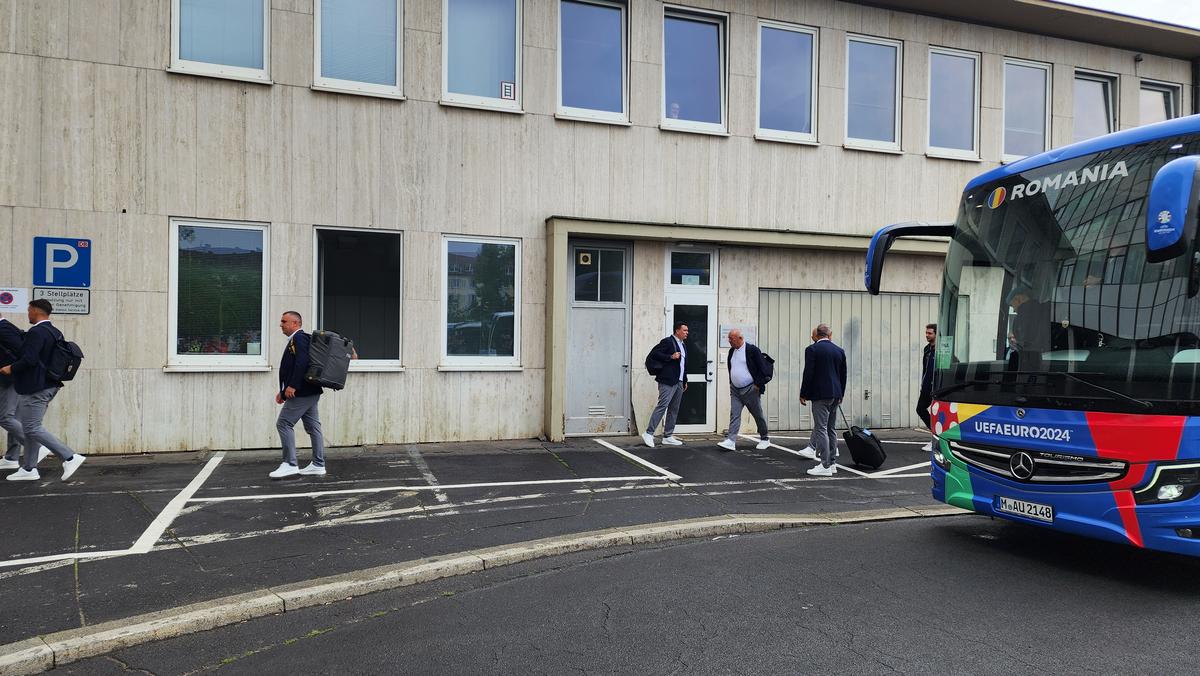 Naționala României a plecat spre Koln, din nou cu trenul » Fanii au făcut spectacol și în gară: „Ciocolata belgiană e cea mai bună. O să îi mâncăm”