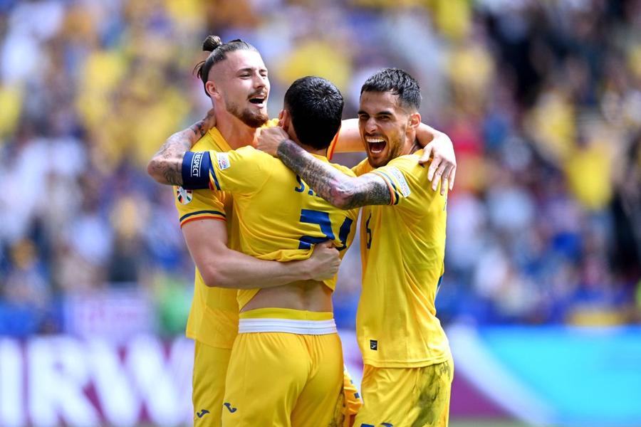 Marius Marin, bucurându-se alături de Nicolae Stanciu și Radu Drăgușin la golul de 1-0 din meciul cu Ucraina (3-0) / Foto: Imago Images Englezii sunt fascinați de naționala României: „Binecuvântați cu talent și înfometați să facă istorie” » Jucătorul român este „amenințarea majoră” pentru Belgia