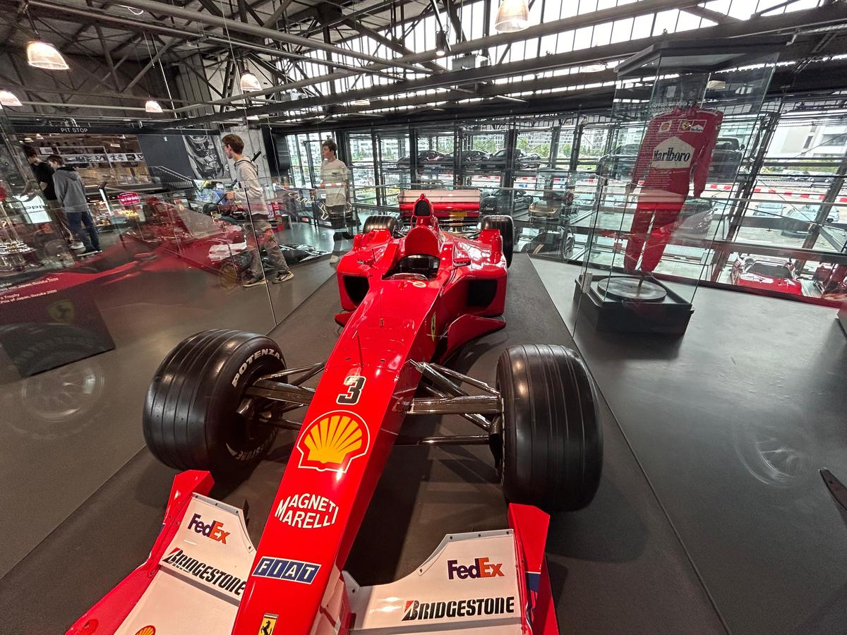 Pășiți în „sanctuarul” lui Michael Schumacher, lumea roșie a GOAT-ului din Formula 1! Colecția din Koln îți taie respirația