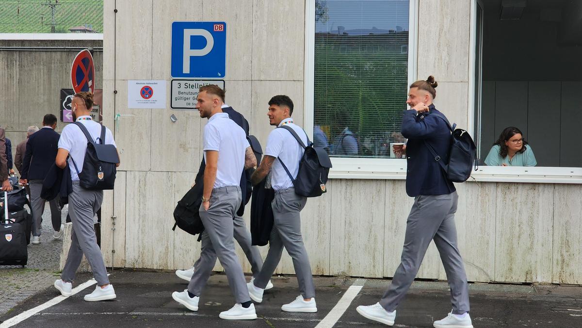 Naționala României a plecat spre Koln, din nou cu trenul » Fanii au făcut spectacol și în gară: „Ciocolata belgiană e cea mai bună. O să îi mâncăm”