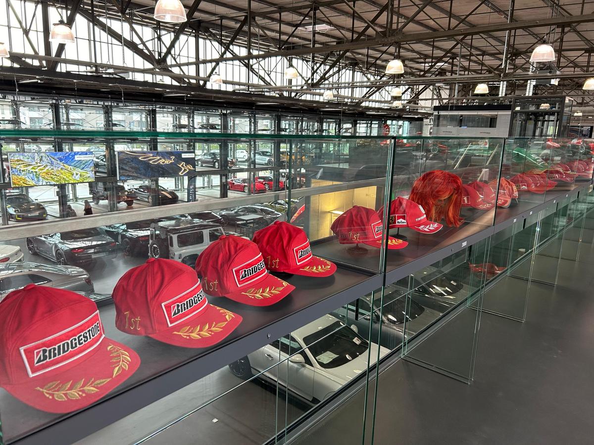 Pășiți în „sanctuarul” lui Michael Schumacher, lumea roșie a GOAT-ului din Formula 1! Colecția din Koln îți taie respirația