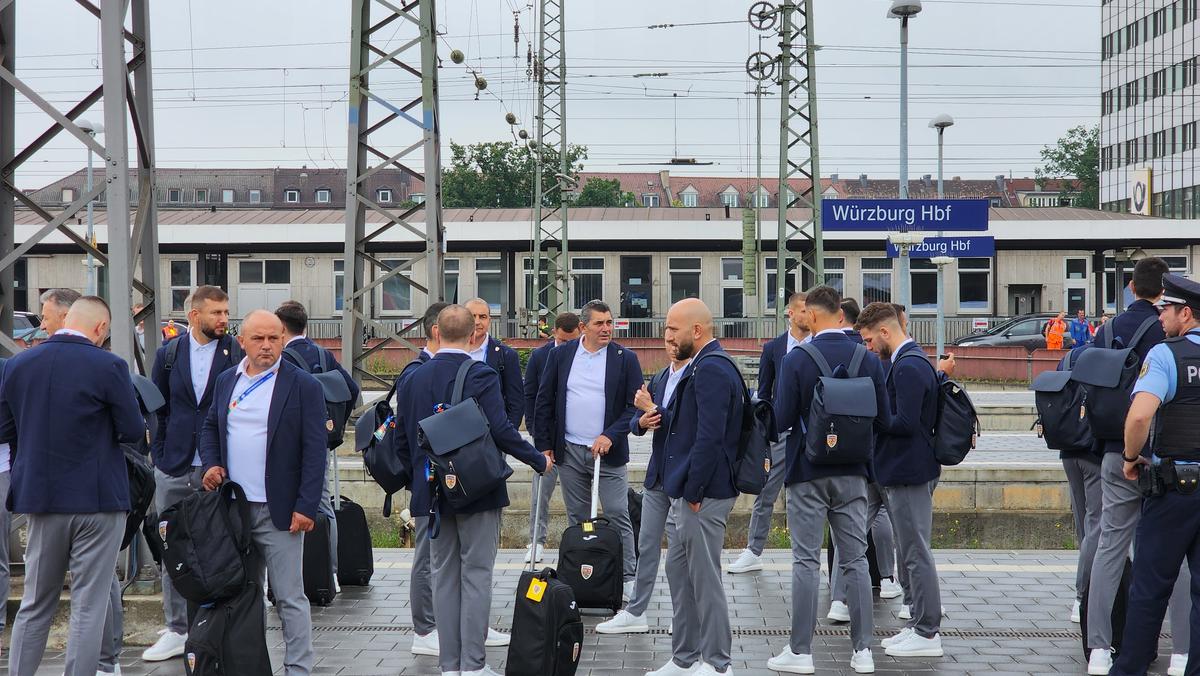 Naționala României a plecat spre Koln, din nou cu trenul » Fanii au făcut spectacol și în gară: „Ciocolata belgiană e cea mai bună. O să îi mâncăm”