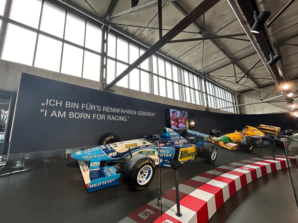 Pășiți în „sanctuarul” lui Michael Schumacher, lumea roșie a GOAT-ului din Formula 1! Colecția din Koln îți taie respirația