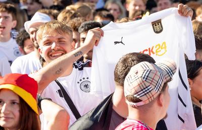 Incredibilă lovitură de PR dată la Euro 2024 » 5 milioane de tricouri fake ale naționalei Germaniei, comandate gratis de fani pe o aplicație care bate toate recordurile