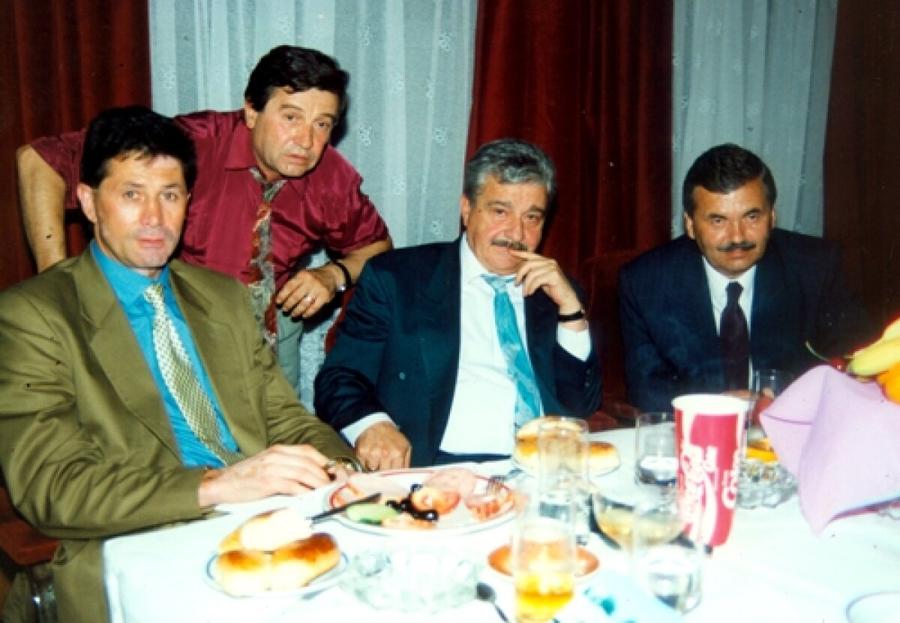 Cornel Dinu, Ion Radu (fost președinte Petrolul), George Ioan Dănescu (ex-ministru Interne) și Nicolae Bălănoiu (ex-prefect Prahova), de la stânga la dreapta, la banchetul Petrolului de după finala Cupei României 1995 Dosarul telecomenzilor lui George Copos versus magazinele Samsung ale arbitrilor: meciul care adună vedete venite din toată lumea la Ploiești + Povestea unei bătăi Vlădoiu – Lupu