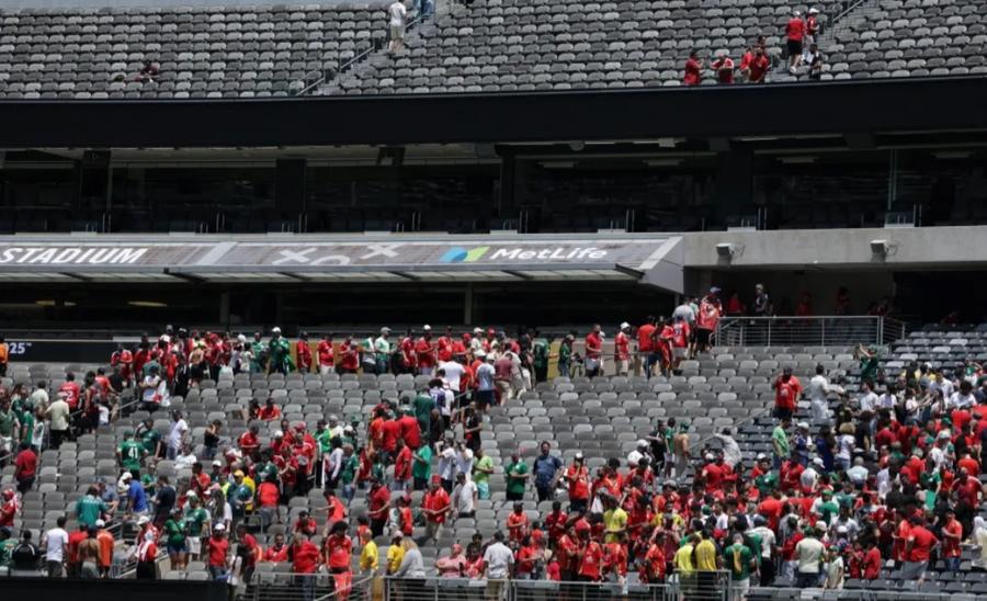 Suporterii au fost rugați să se adăpostească din cauza pericolul fulegerelor la meciul Palmeiras - Al Ahly / Foto: DAZN De ce se întrerup des meciurile la Mondialul Cluburilor » Ce este „regula 30-30”
