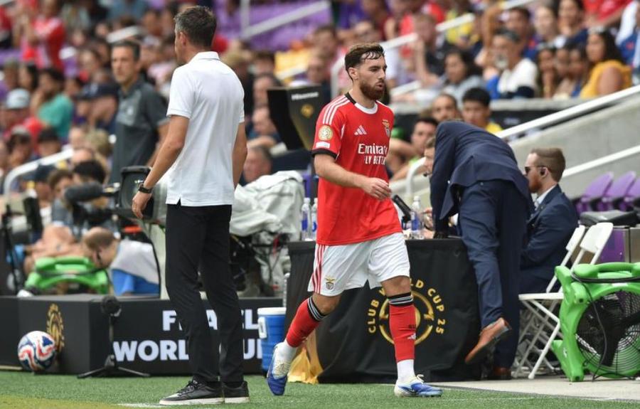 Conflictul dintre turcul Orkun Kökcü și antrenorul Bruno Lage la meciul Benfica - Auckland City 6-0 de la Mondialul Cluburilor / Foto: DAZN Scandal-monstru la Mondialul Cluburilor: s-a dat la antrenor! » Ce riscă rebelul recidivist