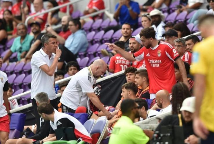 Conflictul dintre turcul Orkun Kökcü și antrenorul Bruno Lage la meciul Benfica - Auckland City 6-0 de la Mondialul Cluburilor / Foto: DAZN