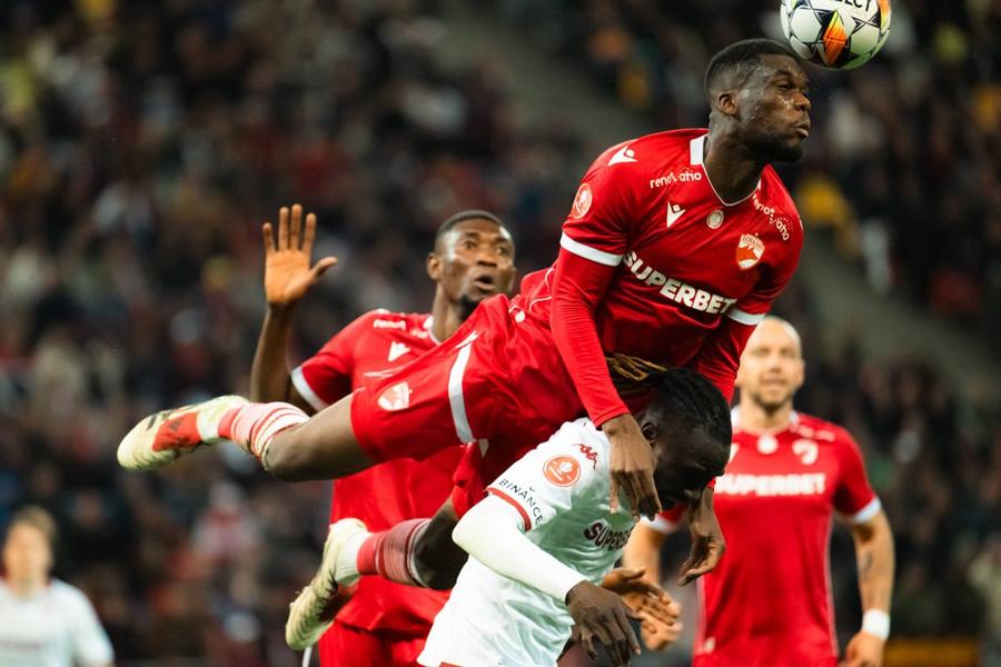 Josue Homawoo semnează! » Un salt spectaculos la salariu pentru fostul apărător central al lui Dinamo