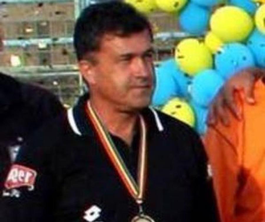 Zoltan Erdei a gafat la finala Rapid -Petrolul din 1995: a murit apoi chiar la reeditarea meciului, după 10 ani Dosarul telecomenzilor lui George Copos versus magazinele Samsung ale arbitrilor: meciul care adună vedete venite din toată lumea la Ploiești + Povestea unei bătăi Vlădoiu – Lupu