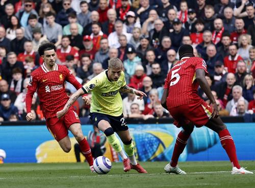 Albert Gronbaek (Southampton), în duel cu Ibrahima Konate și Curtis Jones în meciul cu Liverpool de pe Anfield / Foto: Imago