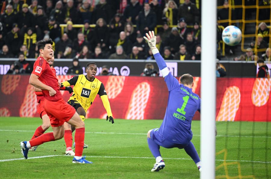 Jamie Gittens a înscris în poarta lui Bayern în sezonul trecut, după o acțiune individuală de excepție // FOTO: Getty Images Răsturnare de situație? Bayern încearcă să-l deturneze pe starul lui Dortmund din drumul spre Londra