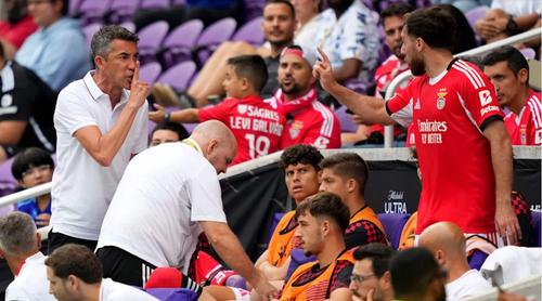 Orkuk Kokcu îl amenință pe antrenorul Bruno Lage pe banca de rezerve a Benficăi / Foto: DAZN