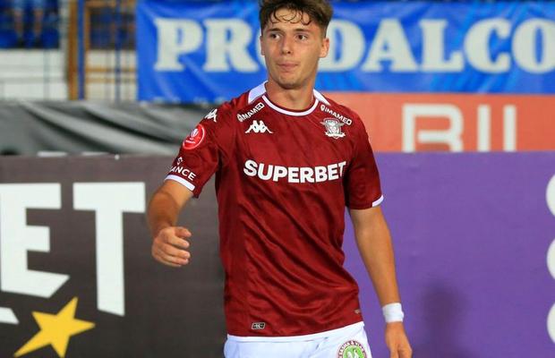 În timp ce achizițiile întârzie, Rapid negociază cedarea lui Rareș Pop în Superliga