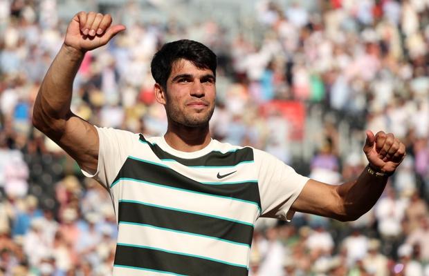 Carlos Alcaraz, în a 5-a finală consecutivă! Numărul 2 mondial a obținut a 17-a victorie la rând și cauta revanșa în ultimul act de la Queen’s