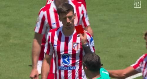 Istvan Kovacs îi arată al doilea cartonaș galben lui Clement Lenglet, pentru proteste, și-l elimină în PSG - Atletico 5-0 / Foto: DAZN