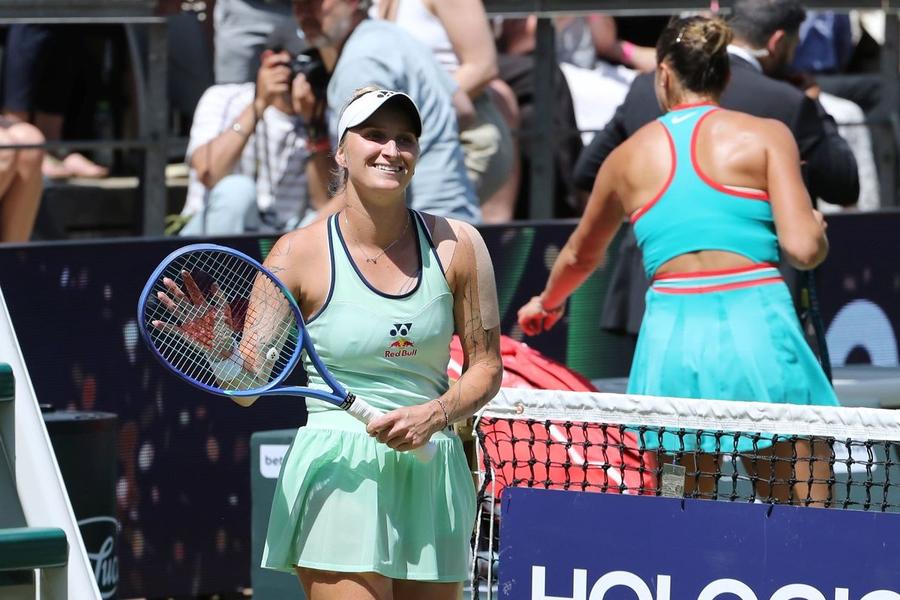 Marketa Vondrousova sărbătorind victoria în fața Arynei Sabalenka la Berlin Foto: Imago Images Campioană la Wimbledon, postare furioasă pe Instagram: „E normal ca inspectorii antidoping să stea în sufrageriile noastre noaptea, așteptând să urinăm?”