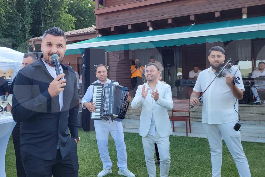 Constantin Budescu a dat recital la petrecerea organizată astăzi de Petrolul. „Lupii galbeni” au sărbătorit 30 de ani de la finala Cupei României câștigată la loviturile de departajare în fața Rapidului.