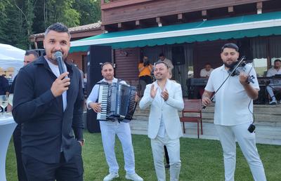 Constantin Budescu a luat microfonul și toți „petroliștii” au ieșit la dans: „Adu caii, Simioane!” / „Se vede Mamaia toată, Tanțooo”