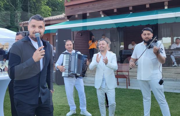 Constantin Budescu a luat microfonul și toți „petroliștii” au ieșit la dans: „Adu caii, Simioane!” / „Se vede Mamaia toată, Tanțooo”