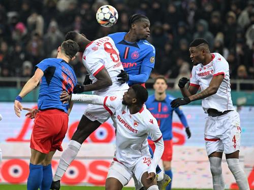 Josue Homawoo (nr. 28), stoperul lui Dinamo. într-un derby din acest sezon cu FCSB / Foto: Imago