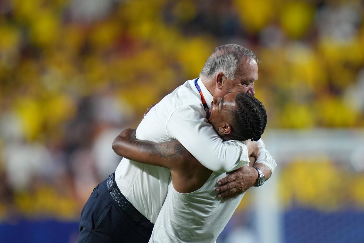 Imagini rare! Selecționerul a început să plângă pe teren după finalul meciului de la Mondial