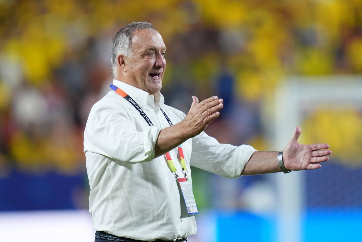 Imagini rare! Selecționerul a început să plângă pe teren după finalul meciului de la Mondial