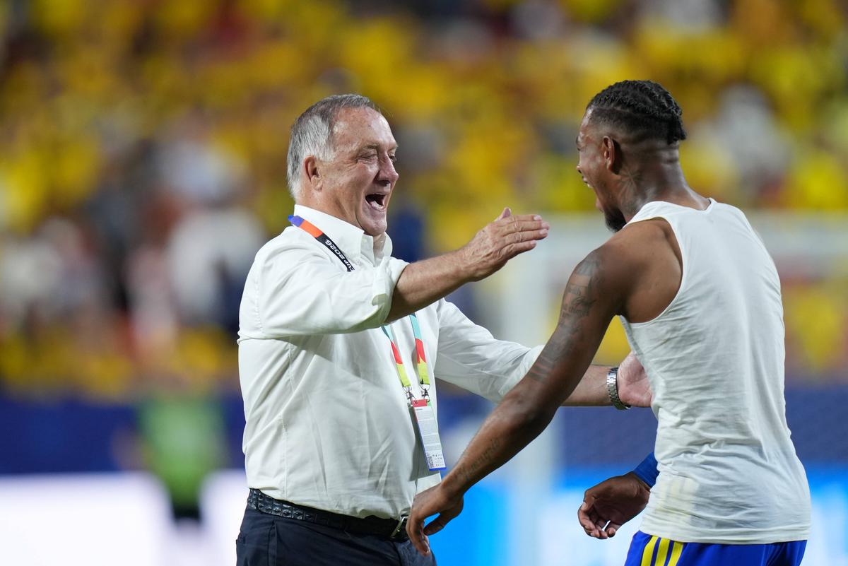 Imagini rare! Selecționerul a început să plângă pe teren după finalul meciului de la Mondial