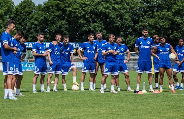 Corvinul a plecat în cantonamentul din Slovenia. Florin Maxim anunță noi transferuri + programul amicalelor
