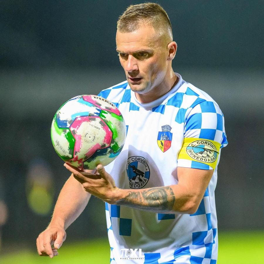 Din 2022 la Corvinul, Alexandru Neacșa a jucat în peste 100 de meciuri la hunedoreni, foto: Facebook Corvinul Hunedoara Ioan Andone pariază pe fotbalistul care a revenit în Superliga: „Numărul 1! Cum de n-a ajuns la primele echipe?!”