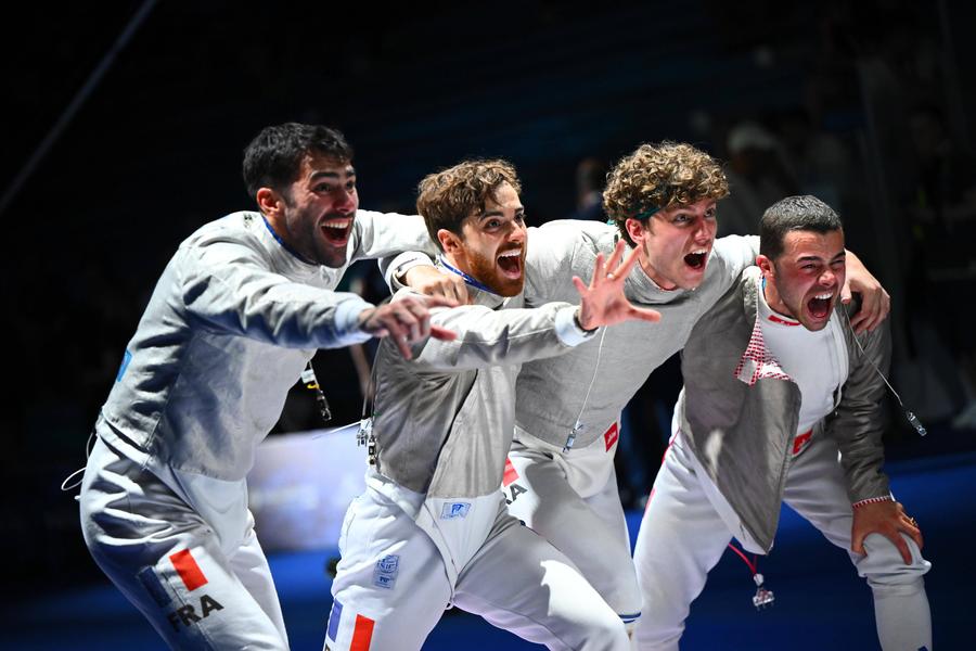 Salutul francezilor înainte de a începe orice confruntare FOTO Imago Images Francezii au făcut scandal după ce au pierdut în semifinalele probei de sabie masculin în fața României la Campionatele Europene » S-a dispus cea mai dură sancțiune
