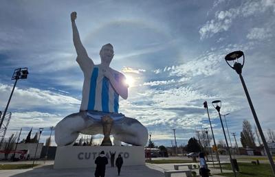 Lionel Messi este uriaș și la propriu » Statuie de 26 de metri înălțime, dezvelită în onoarea lui