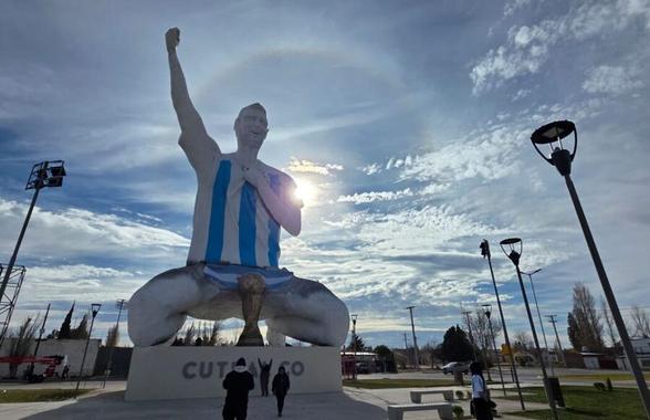 Lionel Messi este uriaș și la propriu » Statuie de 26 de metri înălțime, dezvelită în onoarea lui